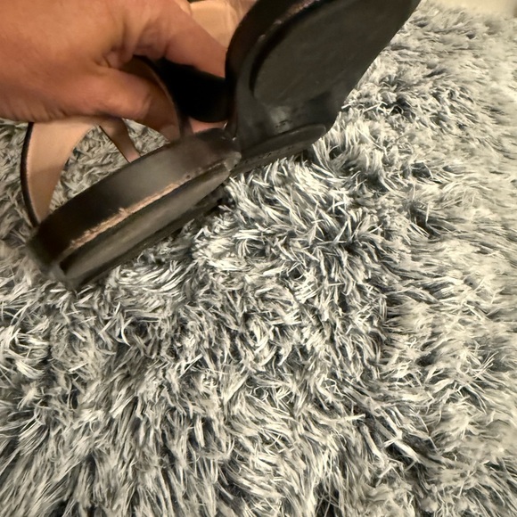 Gucci Black Leather Sandals with Gold Emblem - Picture 14 of 16